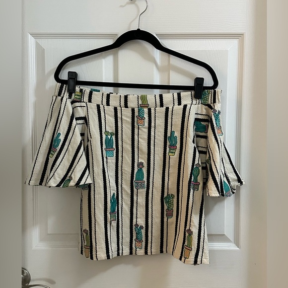 Judith March Tops - Judith March Off-shoulder Cactus Print top size Small